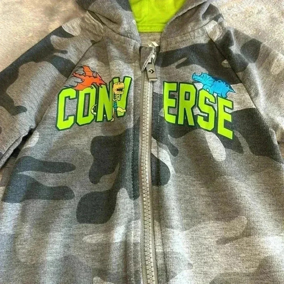 Converse - camo design hooded sleeper/romper/jumpsuit. Size 12 months - Picture 2 of 5